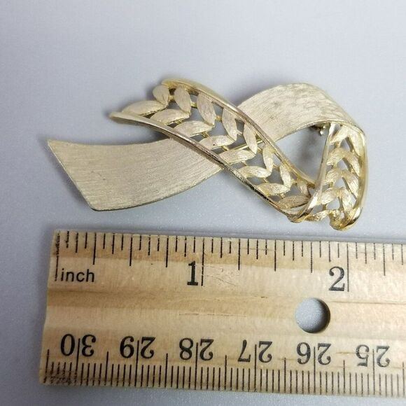 Vintage Crown Trifari Brush Gold Tone Ribbon Brooch, Signed Lapel Pin, Estate - Picture 6 of 8